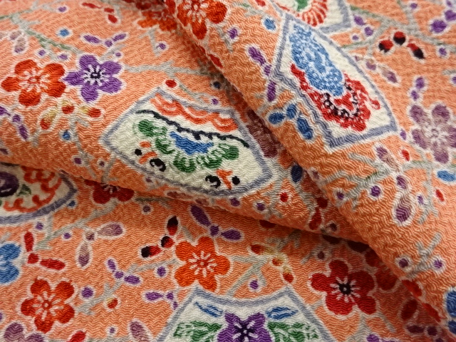  縮緬地　地紙に花鳥模様小紋着物